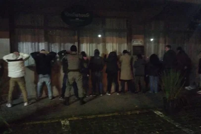 Jovens são detidos em aglomeração no Parque da Vindima em Flores da Cunha na madrugada deste domingo, 20 de junho<!-- NICAID(14813466) -->