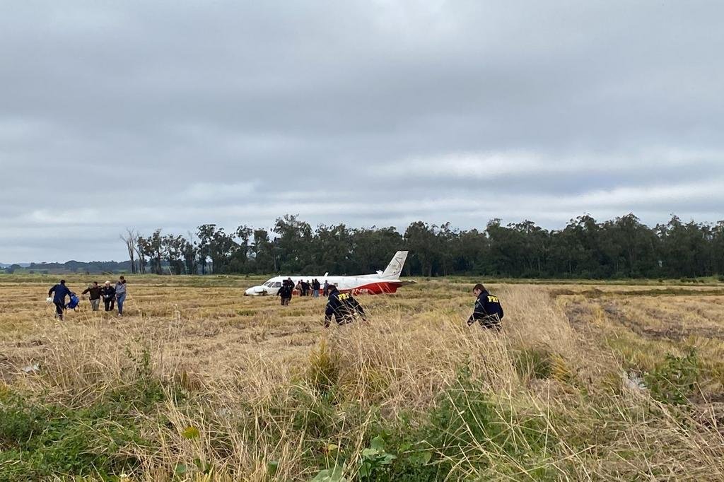 Avi&atilde;o de pequeno porte faz pouso for&ccedil;ado em lavoura de arroz em Eldorado do Sul
