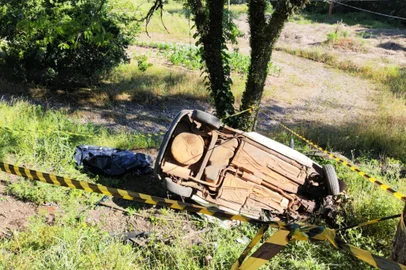 Jovem morre em colisão entre carro e caminhão na RS-324, em Nova Prata<!-- NICAID(15900926) -->