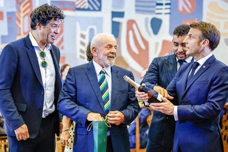Presidente Lula entrega espumante da Casa Valduga para presidente da França, Emmanuel Macron<!-- NICAID(15720531) -->