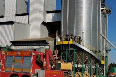 Homem é resgatado com vida em silo na cidade de Muitos Capões<!-- NICAID(15770277) -->