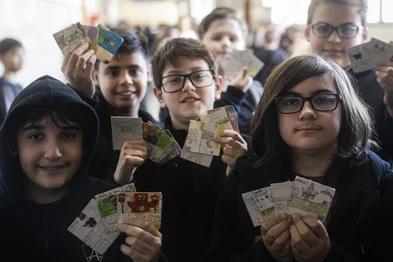 Porto Alegre, RS, Brasil, 10-06-2025: Estudantes brincam com jogo de cartas criado por eles durante o recreio do Ensino Fundamental II, com turmas de 6º e 7º ano, no Colégio Anchieta. Brincadeiras que ressurgiram nas escolas com a proibição do uso do telefone celular. Foto: Mateus Bruxel / Agência RBSIndexador: MATEUS BRUXEL<!-- NICAID(16056229) -->