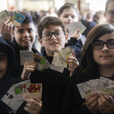 Porto Alegre, RS, Brasil, 10-06-2025: Estudantes brincam com jogo de cartas criado por eles durante o recreio do Ensino Fundamental II, com turmas de 6º e 7º ano, no Colégio Anchieta. Brincadeiras que ressurgiram nas escolas com a proibição do uso do telefone celular. Foto: Mateus Bruxel / Agência RBSIndexador: MATEUS BRUXEL<!-- NICAID(16056229) -->