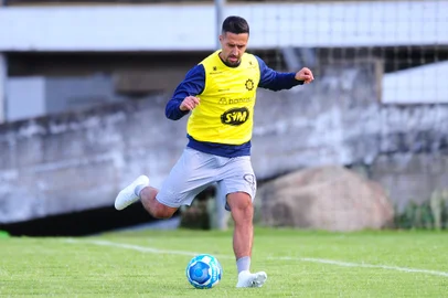 CAXIAS DO SUL, RS, BRASIL, 10/05/2023. Treino do Caxias no CT Baixada Rubra Vanderlei Bersaghi. O Caxias está disputando a série D do Campeonato Brasileiro. Na foto, zagueiro Dirceu. (Porthus Junior/Agência RBS)Indexador:                                 <!-- NICAID(15425266) -->