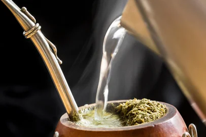 Steaming mate infusion in its customary cup that resembles the shape of a gourd, the customary vesselIndexador: Dante BusquetsFonte: 234563523Fotógrafo: Photographer<!-- NICAID(15644292) -->