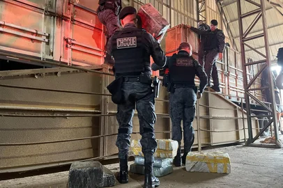 Apreensão de drogas na RS-324, em Nonoai, no norte do RS. Cinco toneladas de maconha em carreta com milho. Viria do Paraguai e iria para o Fundo. Cinco presos e dois adolescentes apreendidos.<!-- NICAID(16054675) -->