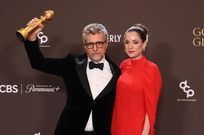 83rd Golden Globe Awards - Press RoomBrazilian director Kleber Mendonca Filho and French producer Emilie Lesclaux pose in the press room with the Best Motion Picture  Non-English Language Award for "The Secret Agent" during the 83rd annual Golden Globe Awards at the Beverly Hilton hotel in Beverly Hills, California, on January 11, 2026. (Photo by Etienne Laurent / AFP) / -- IMAGE RESTRICTED TO EDITORIAL USE - STRICTLY NO COMMERCIAL USE --Editoria: ACELocal: Beverly HillsIndexador: ETIENNE LAURENTSecao: celebrityFonte: AFPFotógrafo: STR<!-- NICAID(16202156) -->