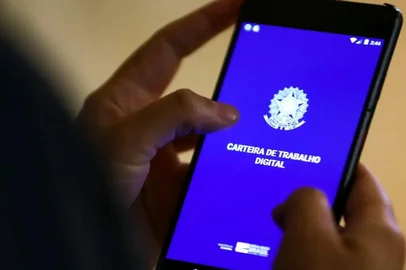A partir desta sexta-feira (21), entrou em vigor a Medida Provisória (MP) que autoriza o crédito consignado para 47 milhões de trabalhadores com carteira assinada, incluindo empregados domésticos, rurais e do MEI. Até as 13h45, mais de 10 milhões de simulações de empréstimos foram feitas, com mais de um milhão de propostas enviadas e 1.244 contratos finalizados, tudo através do aplicativo da Carteira de Trabalho Digital, que conta com 68 milhões de trabalhadores cadastrados.<!-- NICAID(16000964) -->