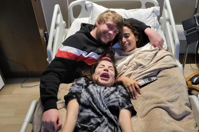 Hospitalizada, Anitta recebe visita do namorado Murda Beatz e da amiga Gkay<!-- NICAID(15152604) -->