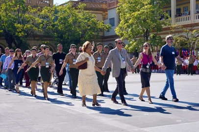 Desfile contou com presença do Batalhão da Saudade, alunos veteranos que participam anualmente dos aniversários do colégio