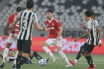 Botafogo vs Internacional no Estádio Nilton Santos pelo Brasileirão 2025 - Foto: Ricardo Duarte/SC Internacional/Divulgação<!-- NICAID(16035078) -->