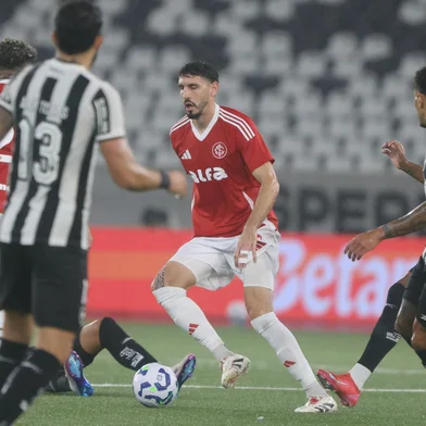 Botafogo vs Internacional no Estádio Nilton Santos pelo Brasileirão 2025 - Foto: Ricardo Duarte/SC Internacional/Divulgação<!-- NICAID(16035078) -->