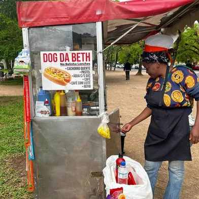 Golpe do cachorro-quente: ladrão causa prejuízo de mais de R$ 3 mil a donas de carrocinhas na Redenção<!-- NICAID(15576535) -->