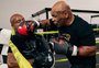 Quem é o treinador brasileiro de Mike Tyson para a luta contra Jake Paul