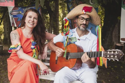 A escritora Alessandra Rech e o músico Gabriel Gravas lançam nesta quinta-feira (17) o EP digital “A Insônia dos Sabiás”. O projeto reúne seis canções inéditas, inspiradas no livro homônimo, de Alessandra, e convida o público a dialogar com a obra literária e refletir sobre temas como ecologia, colaboração e neurodiversidade. O trabalho já está disponível nas principais plataformas de streaming de áudio: Spotify, Apple Music, YouTube Music, Tidal e Amazon Music.<!-- NICAID(16019439) -->