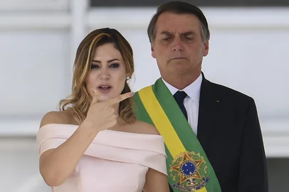 Brazil's new First Lady Michelle Bolsonaro (L) delivers a speech in sign language flanked by his husband Brazil's new president Jair Bolsonaro, at Planalto Palace in Brasilia on January 1, 2019. - Bolsonaro takes office with promises to radically change the path taken by Latin America's biggest country by trashing decades of centre-left policies. (Photo by EVARISTO SA / various sources / AFP)Editoria: POLLocal: BrasíliaIndexador: EVARISTO SASecao: governmentFonte: EVARISTO SAFotógrafo: STF<!-- NICAID(13897142) -->