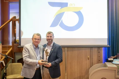 Presidente do Sindilojas Caxias, Rossano Boff, recebeu do presidente da Fecomércio-RS, Luiz Carlos Bohn, um troféu em celebração aos 70 anos da entidade. Entrega foi na comemoração na noite de segunda-feira (25). <!-- NICAID(15716776) -->