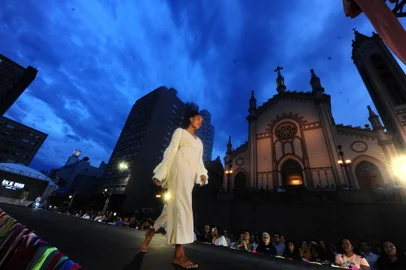 Rua Sinimbu, em Caxias do Sul, recebe desfile do 2º Concerto de Moda da Serra Gaúcha, que começou no dia 4 e segue até o sábado, dia 11.<!-- NICAID(15591866) -->