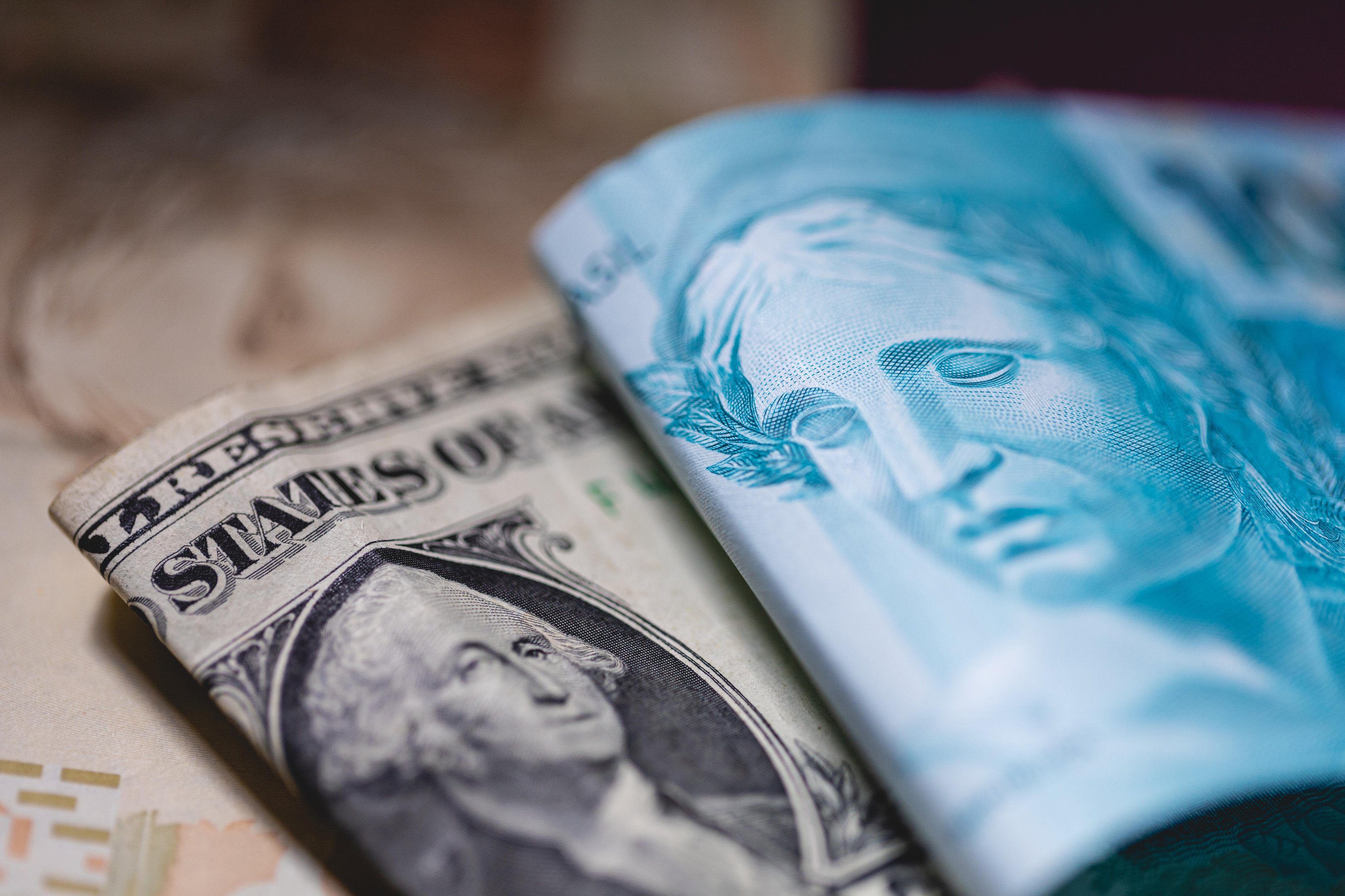 D&oacute;lar cai ao menor valor desde maio de 2024 e bolsa bate novo recorde em 181 mil pontos