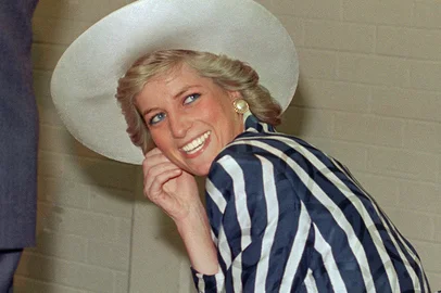 (FILES) In this file photo taken on January 27, 1988 Princess of Wales Diana poses, during her visit to the Footscray Park in suburb of Melbourne. - Princes William and Harry set aside their differences on July 1, 2021, to unveil a new statue to their mother, Princess Diana, on what would have been her 60th birthday. (Photo by PATRICK RIVIERE / AFP)<!-- NICAID(14822972) -->