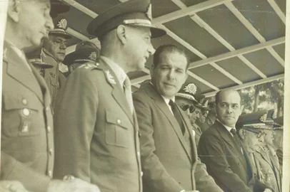 Presidente João Goulart e o primeiro-ministro Tancredo Neves, em 1961, ao lado de militares.#PÁGINA: 34#EDIÇÃO:2#PASTA: 535573#CAIXA: 736 Fotógrafo: Não se Aplica Data Evento: 00/00/1961<!-- NICAID(910369) -->