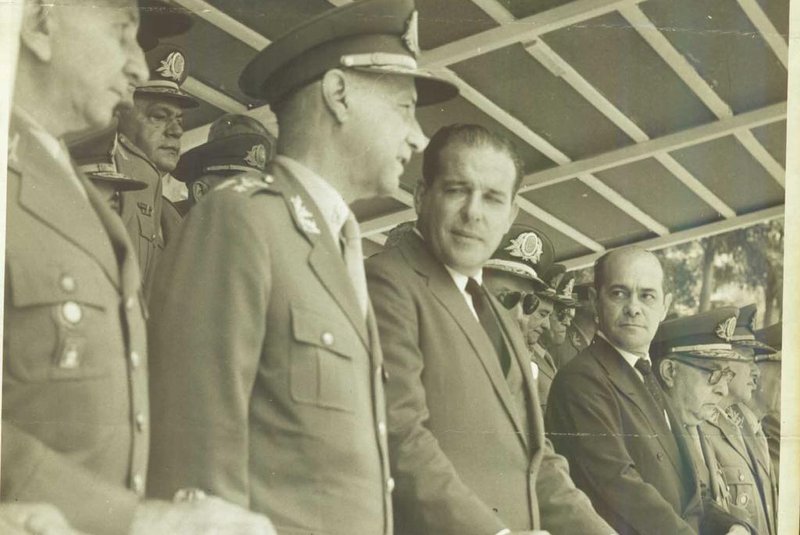 Presidente João Goulart e o primeiro-ministro Tancredo Neves, em 1961, ao lado de militares.#PÁGINA: 34#EDIÇÃO:2#PASTA: 535573#CAIXA: 736 Fotógrafo: Não se Aplica Data Evento: 00/00/1961<!-- NICAID(910369) -->