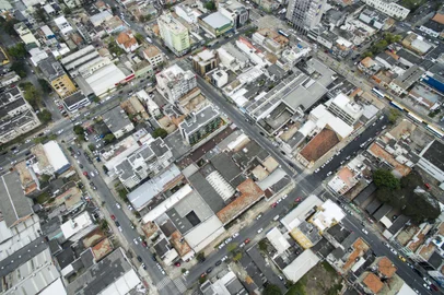 PORTO ALEGRE, RS, BRASIL, 19-09-2019: Quadrilátero entre as avenidas Farrapos, São Pedro, São Paulo e a rua Moura Azevedo. O Hands On 4D é um projeto da prefeitura e parceiros via Pacto Alegre que pretende tornar esse local de duas quadras no 4º Distrito em um laboratório de inovação urbana. A ideia é que lâmpadas, lixeiras, bocas de lobo, paradas de ônibus e outros equipamentos sejam testados ali antes de replicados na cidade. A área fica entre as avenidas Farrapos, São Pedro, São Paulo e a rua Moura Azevedo. (Foto: Mateus Bruxel / Agência RBS)<!-- NICAID(14256180) -->
