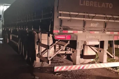 GUAPORÉ, RS, BRASIL, 27/06/2022. A colisão de uma moto na traseira de um caminhão estacionado na Rua Irmão Eduardo, no bairro Nossa Senhora Aparecida, resultou na morte de um jovem de 19 anos, em Guaporé.  Marcos Vinícius Farias Paz conduzia uma Suzuki 125 cilindradas, quando colidiu com o veículo parado em uma rua que dá o a RS-129.<!-- NICAID(15133508) -->