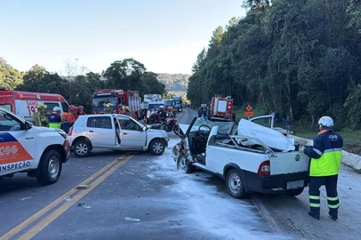 Acidente na RS-122, em Caxias do Sul, deixa criança e dois motoristas feridos.<!-- NICAID(16035165) -->