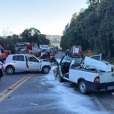 Acidente na RS-122, em Caxias do Sul, deixa criança e dois motoristas feridos.<!-- NICAID(16035165) -->