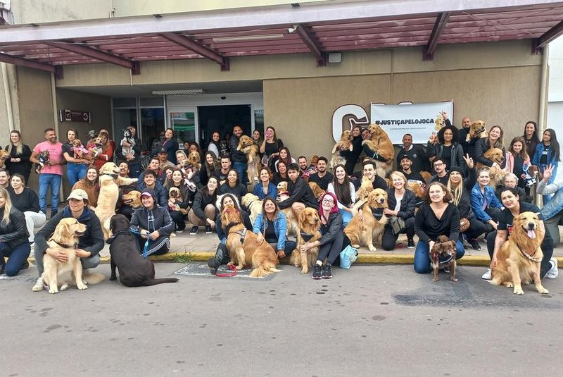 Donos de cães realizam ato em frente ao aeroporto de Caxias do Sul , pedindo justiça pela morte do cão Joca<!-- NICAID(15747069) -->