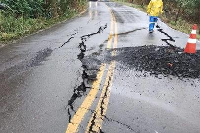 Rachaduras descobertas no solo causam proibição de tráfego de veículos pesados na Estrada da Uva <!-- NICAID(15762933) -->