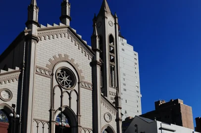 Porthus Junior / Agencia RBS CAXIAS DO SUL, RS, BRASIL, 30/05/2024. Procissão de Corpus Christi. Missa campal presidida pelo bispo Dom José Gislon em frente à Catedral Diocesana. A procissão com o Santíssimo Sacramento saiu da Catedral até a igreja de São Pelegrino. As ofertas da misa erão destinadas às pessoas atingidas pelas enchentes. (Porthus Junior/Agência RBS)<!-- NICAID(15777559) -->