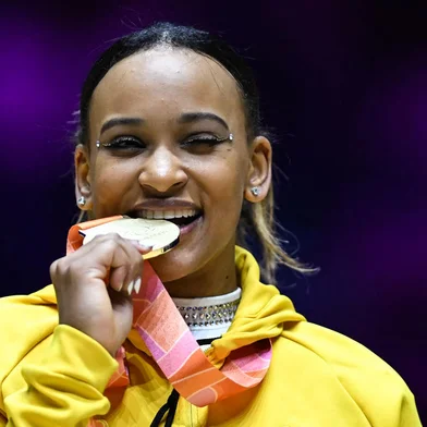 First-placed Brazil's Rebeca Andrade celebrates with her gold medal on the podium after wining the Women's individual all-around final at the World Gymnastics Championships in Liverpool, northern England on November 3, 2022. (Photo by Ben Stansall / AFP) / RESTRICTED TO EDITORIAL USE - PUBLICATION OF SEQUENCES IN EXCESS OF 5 IMAGES/SECOND IS PROHIBITEDEditoria: SPOLocal: LiverpoolIndexador: BEN STANSALLSecao: gymnasticsFonte: AFPFotógrafo: STF<!-- NICAID(15255144) -->