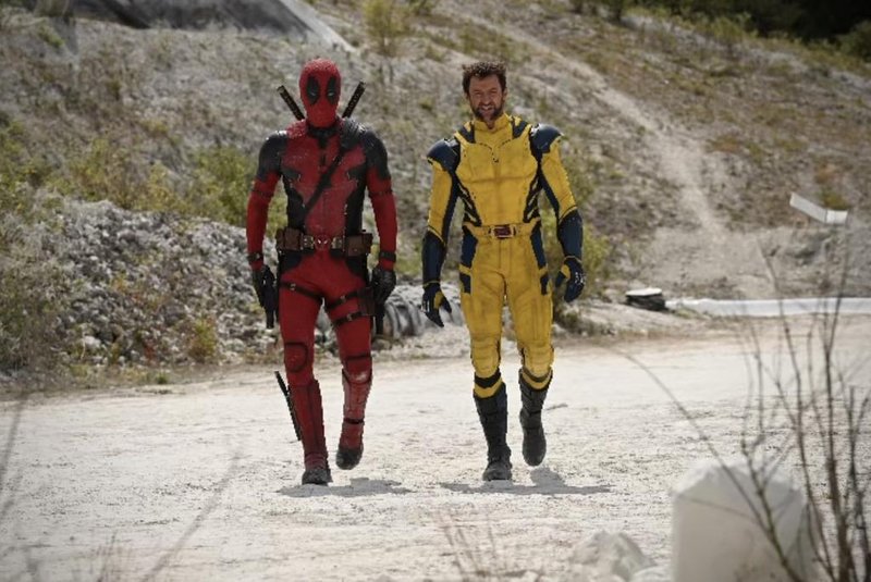 Wolverine surge ao lado de Deadpool em imagem divulgada por Ryan Reynolds<!-- NICAID(15478275) -->