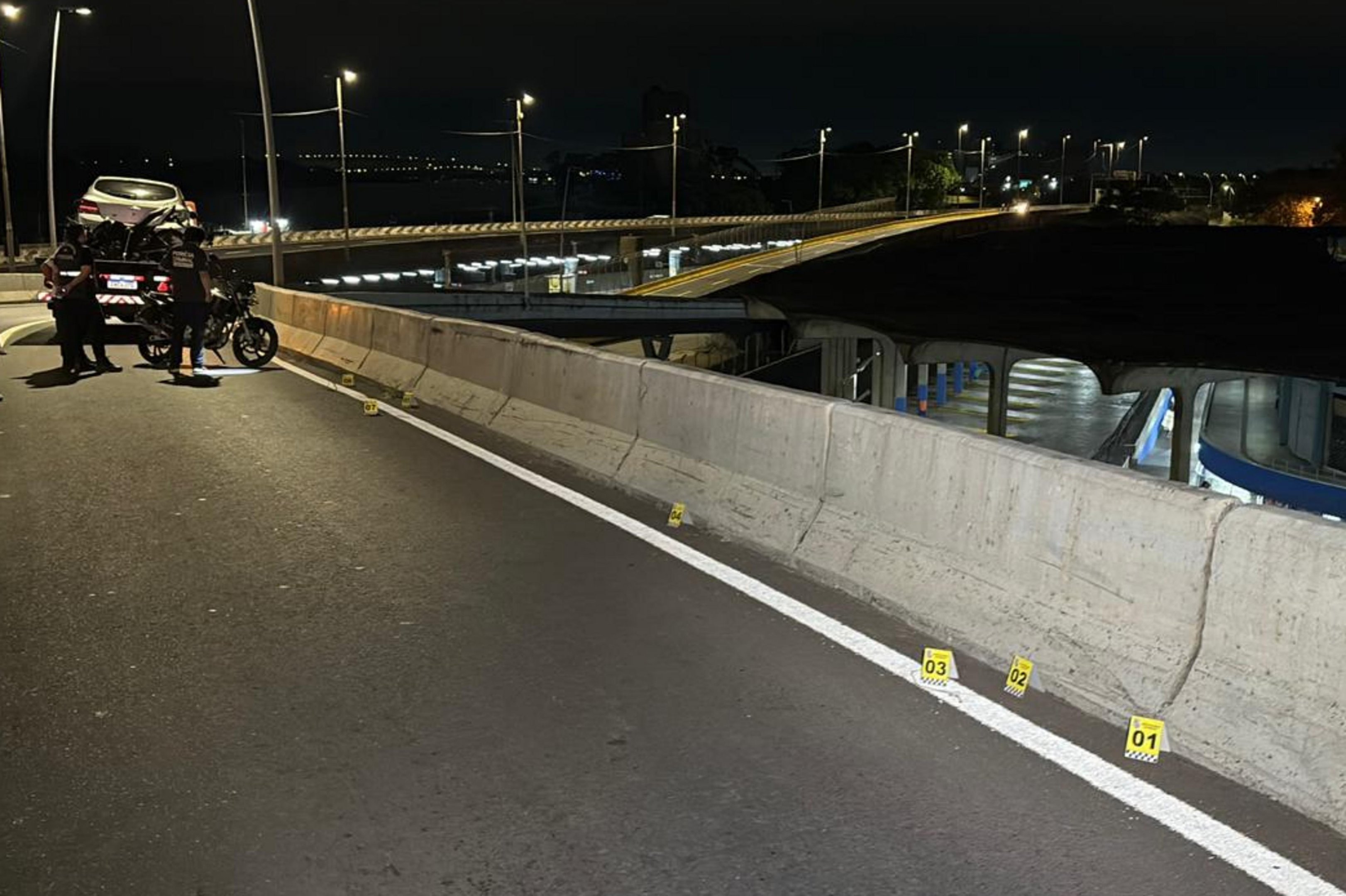 Motociclista morre ap&oacute;s cair de viaduto de acesso &agrave; Avenida Castello Branco, em Porto Alegre