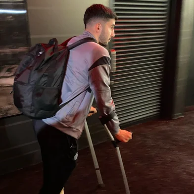 O Grêmio ganhou um motivo de preocupação, mesmo com a vitória diante do Atlético-MG, neste domingo (17), pela 20ª rodada do Brasileirão. O volante Mathías Villasanti saiu de campo lesionado ainda no primeiro tempo, com dores no joelho esquerdo.<!-- NICAID(16103687) -->