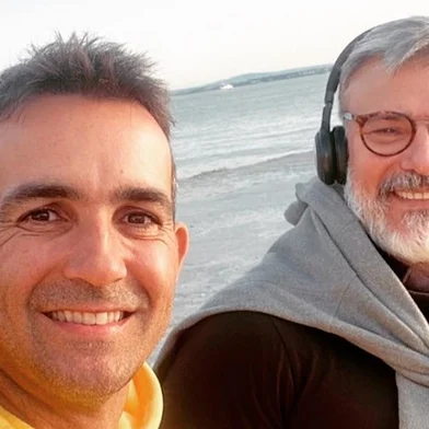 Leonardo Vieira, 58 anos, e o marido Leandro Fonseca estão há 15 anos juntos e há quatro anos vivendo em Portugal.<!-- NICAID(15066449) -->