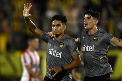 Penarol's forward Matias Arezo (L) celebrates with forward Santiago Homenchenko (R) after scoring a goal during the Copa Sudamericana first stage football match between Uruguay's River Plate and Uruguay's Peñarol, at the Domingo Burgueño stadium in Maldonado, Uruguay, on March 7, 2023. (Photo by Pablo PORCIUNCULA / AFP)Editoria: SPOLocal: MaldonadoIndexador: PABLO PORCIUNCULASecao: soccerFonte: AFPFotógrafo: STF<!-- NICAID(15810713) -->