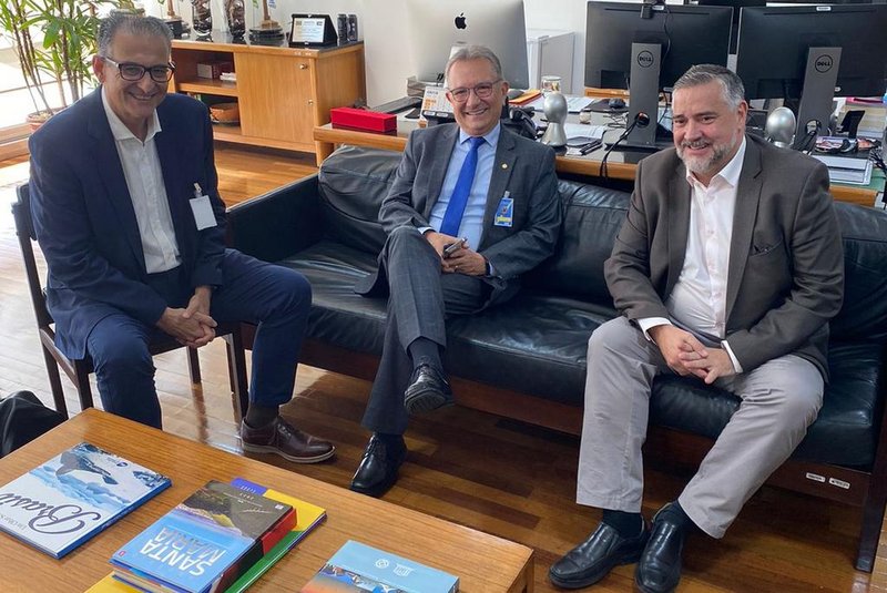 Prefeito Jairo Jorge e deputado Luiz Carlos Busato se reúnem com ministro Paulo Pimenta.<!-- NICAID(15436378) -->