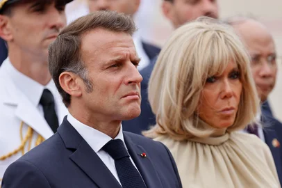France's President Emmanuel Macron (L) and his wife Brigitte Macron take part in a wreath-laying ceremony at the monument of national heroes and martyrs in Hanoi on May 26, 2025. (Photo by Ludovic MARIN / AFP)<!-- NICAID(16045761) -->