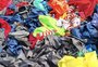 Marca transforma 5.777 guarda-chuvas em roupas após enchente no 4º Distrito de Porto Alegre
