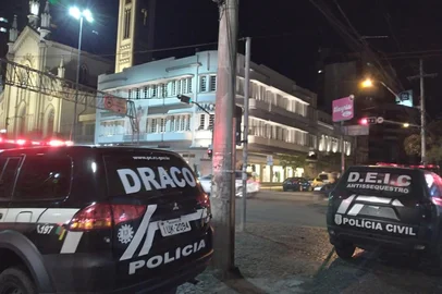 A Polícia Civil por meio da Delegacia de Repressão às Ações Criminosas Organizadas (DRACO) de Caxias do Sul e a Delegacia de Roubos/DEIC foram acionadas para atendimento de ocorrência de Extorsão Mediante Sequestro na tarde do dia 11/09/2025Na ocasião, foi informado por familiares o desaparecimento de um homem de 39 anos em Caxias do Sul, bem como a extorsão de R$ 8.000,00 aos familiares para liberar a vítima de um suposto cativeiro, situação que mobilizou os efetivos e ações das DPs referenciadas. No fim, homem forjou o próprio sequestro, segundo investigação. <!-- NICAID(16122410) -->