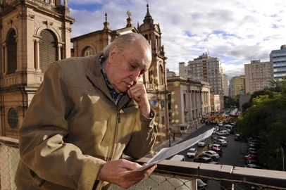 PORTO ALEGRE, RS, BRASIL,23/05/2013- Matéria sobre pessoas que foram fichadas pelo DOPS durante a ditadura militar no Brasil- Ex deputado Aldo Pinto com sua ficha na sacada de seu apartamento na praça da matriz-<!-- NICAID(9408890) -->