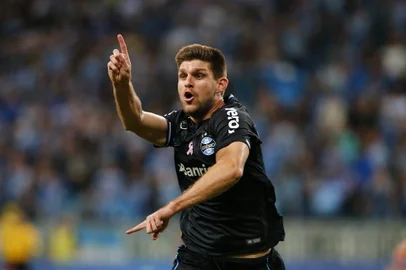 Grêmio enfrenta o Bahia na Arena pela 28ª rodada do Brasileirão. No lance, Walter Kannemann<!-- NICAID(13773219) -->
