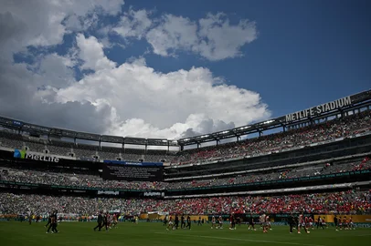 Players evacuate the pitch following a storm alert during the FIFA Club World Cup 2025 Group A football match between Brazil's Palmeiras and Egypt's Al-Ahly at the MetLife stadium in East Rutherford, New Jersey on June 19, 2025. (Photo by ANGELA WEISS / AFP)<!-- NICAID(16063757) -->