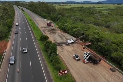 Glorinha, RS, Brasilobras de reparo em buraco que se abriu na br 290, a freeway, no final de semana, ainda mantem trânsito em apenas uma pista no trecho do km 46.Local: Glorinha<!-- NICAID(15918282) -->
