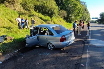 Homem morre e criança fica ferida em acidente entre carro e carreta na BR-386<!-- NICAID(16029377) -->