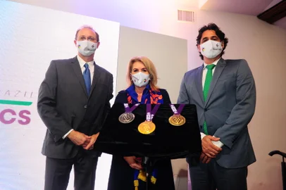 CAXIAS DO SUL, RS, BRASIL, 17/11/2021. Surdolimpíadas 2022 em Caxias do Sul. Cerimônia de apresentação das medalhas da competição com a presença de Richard Ewald, da vice-prefefita e presidente de honra do Comitê organizador da Surdolimpíadas, e do secretário Estadual do Esporte e Lazer, Danrlei de Deus. (Porthus Junior/Agência RBS)<!-- NICAID(14943356) -->