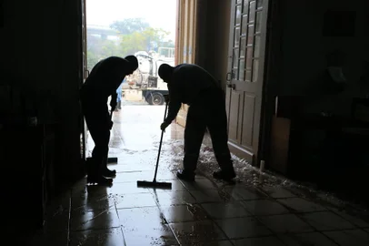 PORTO ALEGRE,RS,BARSIL.2024,06,08.Voluntários fazem a limpeza da Igreja Nossa Senhora dos Navegantes, depois da enchente, limpeza da parte externa seta sendo feita pela Sanepar , comphia de Saneamneto do Paraná, e e igreja sendo limpa por fiéis voluntários.(RONALDO BERNARDI/AGENCIA RBS).<!-- NICAID(15783728) -->